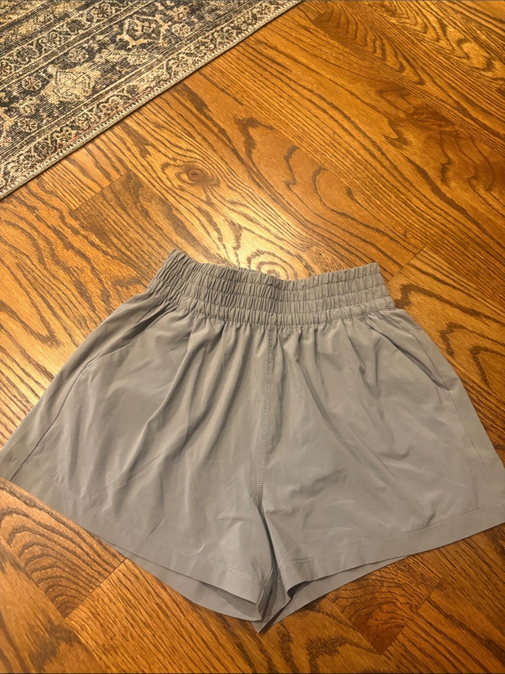 Vuori Women's Light Gray Athletic Elastic-Waist Shorts